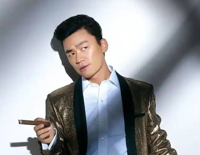 6月20号,有媒体拍摄到王宝强近况,穿着一身蓝色电影t恤宣传衫的王宝强