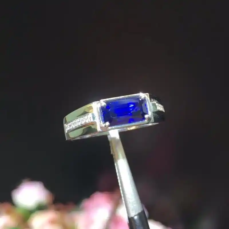 简约,白搭的一枚18k金蓝宝石戒指   方形切割,火彩璀璨.