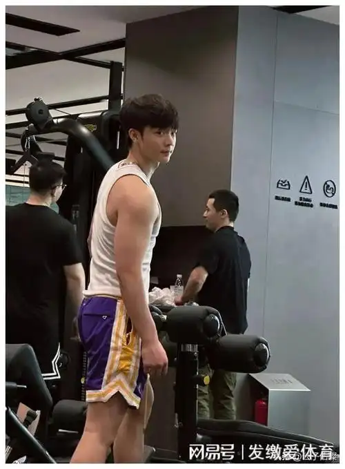 肌肉男大体育生小鲜肉来袭,网友身材太霸道了!