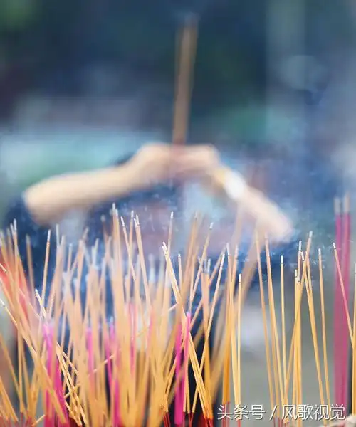 烧香拜佛祈福新春人们去佛教道场的温馨年景