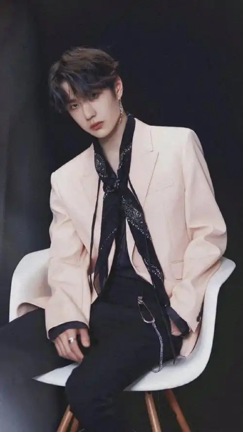 粉色西装加蓝灰色挑染走在时尚顶端的男人@uniq-王一博#王一博##王