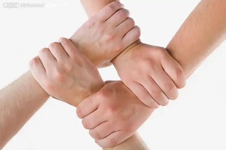 抬轿子手四手相握团结合作协助图片