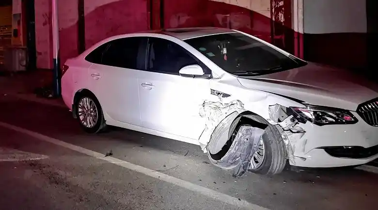 突发惠安东岭街凌晨发生一起车祸一辆小车侧翻