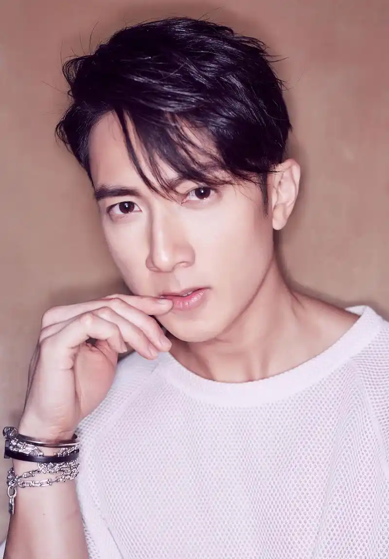 吴尊一身白衣眼神迷人 随便一拍都是大片_高清图集_新浪网