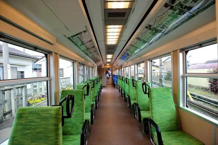 伸开双手几乎就能撑满整个车厢-日本地铁