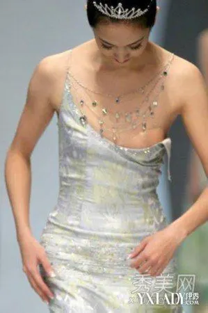 郭晶晶当众整理内衣 女星肩带滑落泄春光