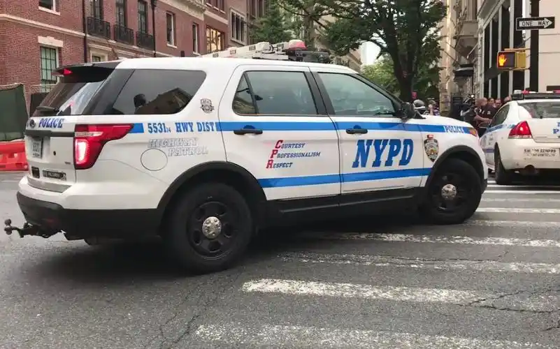 多辆nypd和便衣警车机枪调出警