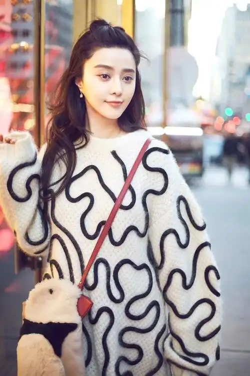 范冰冰扎著半丸子头,穿oversize长版毛衣逛大街,进行时尚街拍工作.