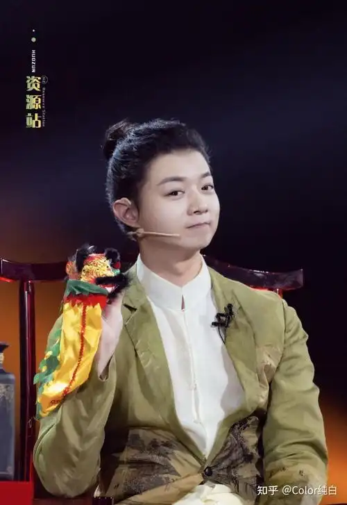 如何评价霍尊的红肚兜造型?