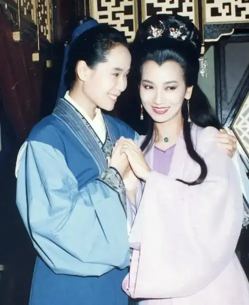 叶童高调复出,赵雅芝比她大9岁,网友:说好的嫁入豪门呢?