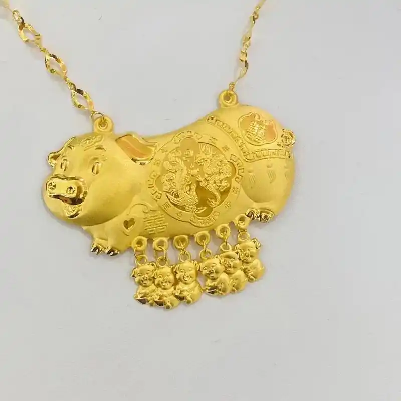 黄金猪牌项链,金猪代表福气,
寓意佳偶天成开枝散叶,大富大贵