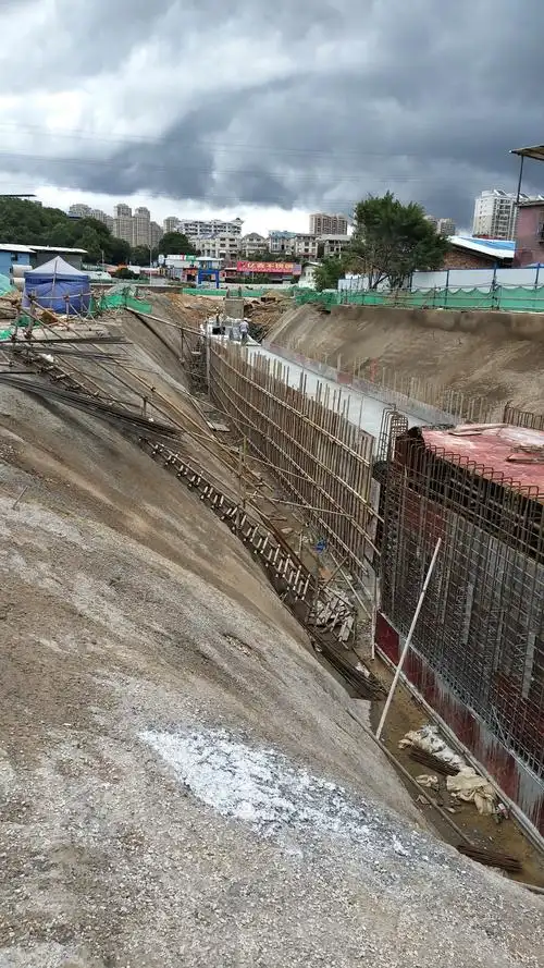 5,支护桩冠梁完成105米(完成比例100%).