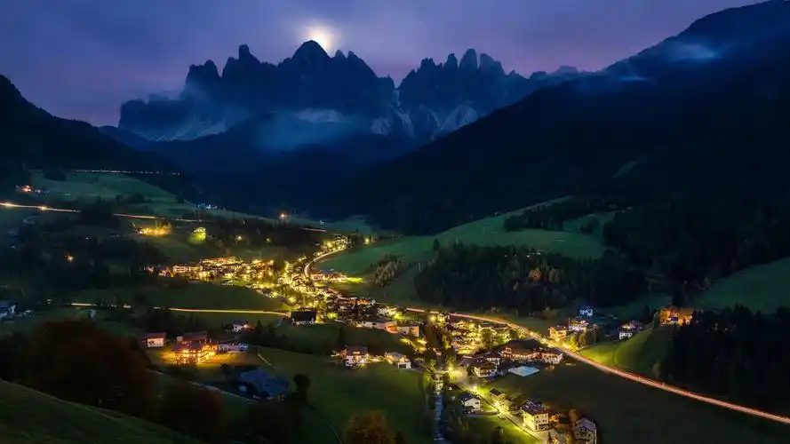 山脚下的房子,小镇,夜晚,灯光,风景桌面壁纸