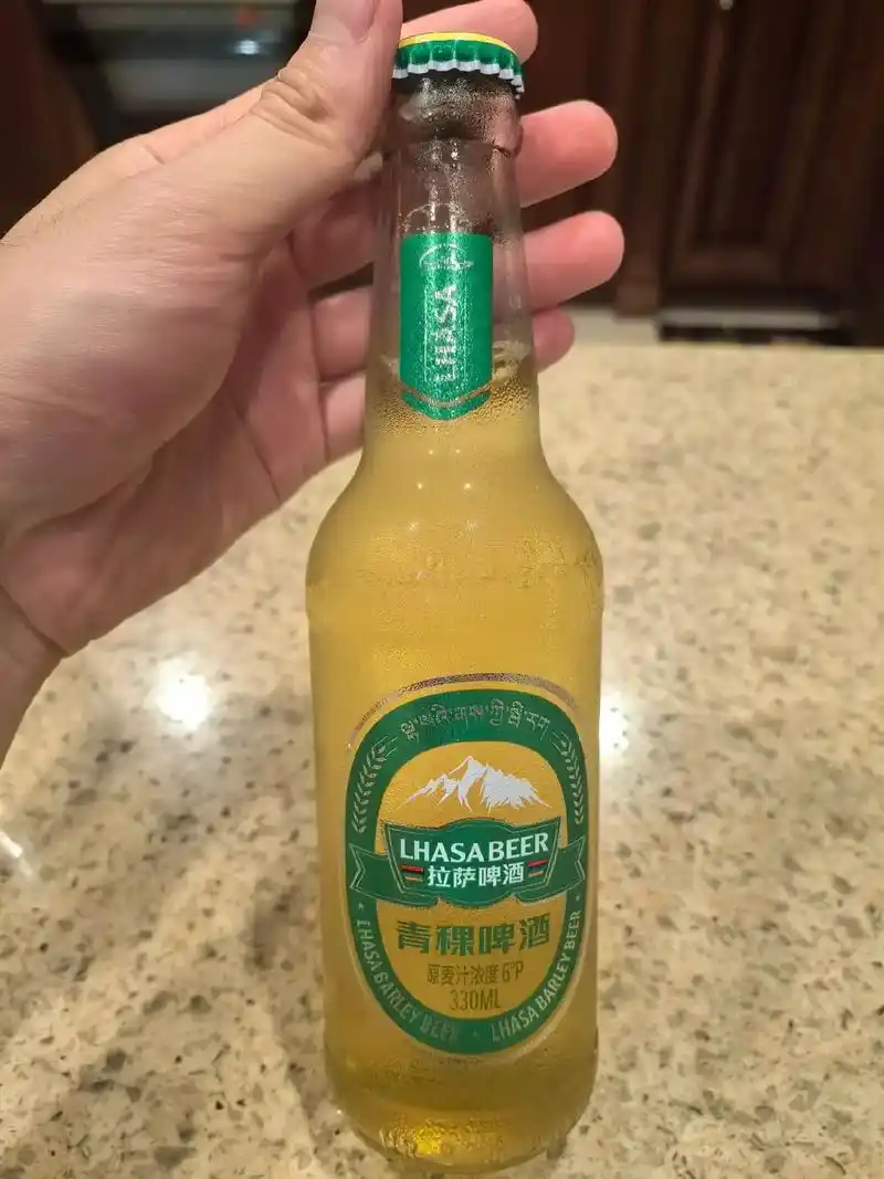 西藏 拉萨青稞啤酒,这是拉萨啤酒厂近期推出的新产品.青稞作为
