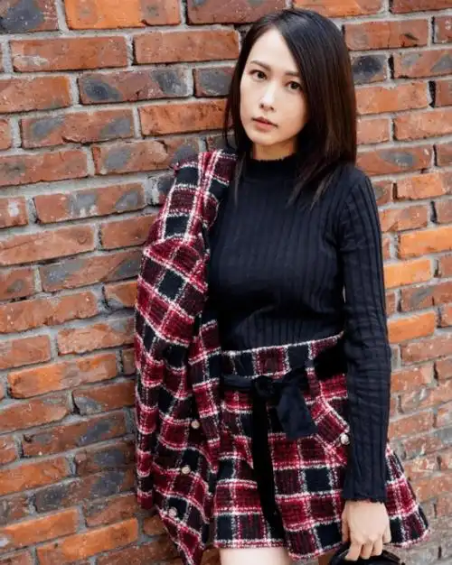 汤怡与麦秋成穿情侣装出街头贴头劲亲昵