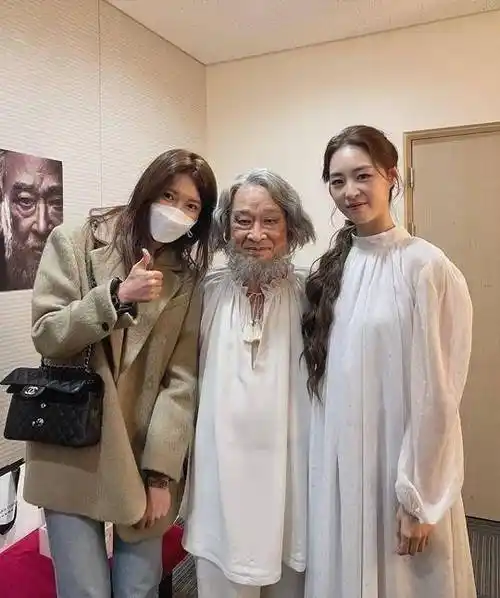 少女时代成员崔秀英sns发布与李沇熹李顺载合影