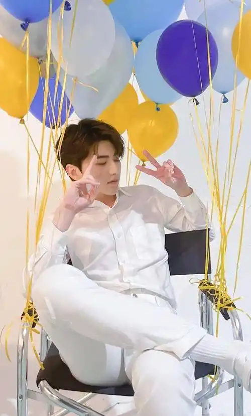 钟楚曦,小鬼王琳凯现身sw活动,cpb官宣蔡徐坤为中国区代言人…_品牌