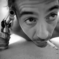 拿枪指着自己头头像伤感的拿枪指着头的微信头像图片