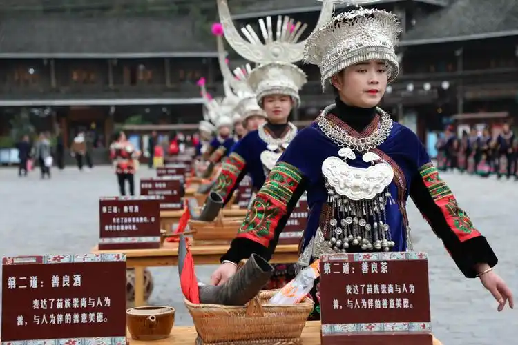 酒逢知己千杯少西江千户苗寨的十二道拦门酒