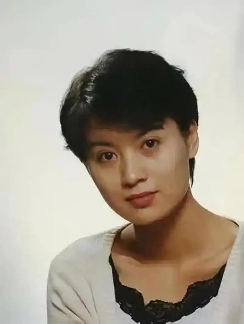 这是一张上世纪90年代女演员的照片,她是一个杭州姑娘,毕业于中央戏剧
