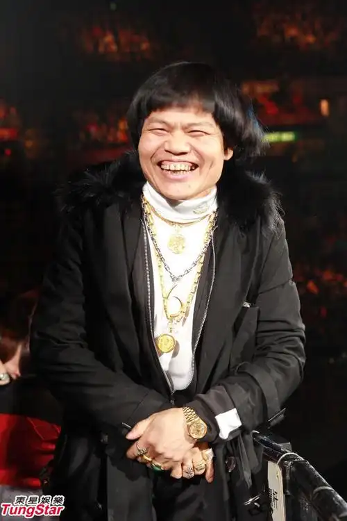 张卫健穿透视装很雷人 八两金登台索吻