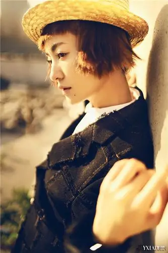 组图:李晟秋季写真俏皮短发甜美灵动