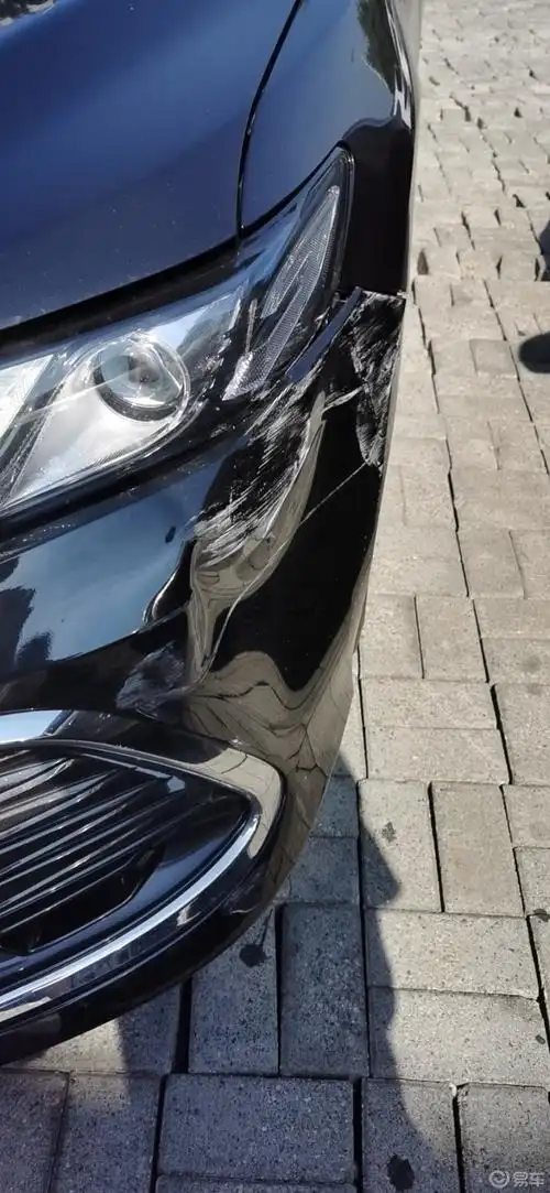 新车5个月在地库停着被剐蹭了,对方报了保险,我是保持原车件维修呐
