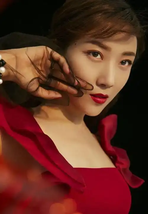 菅纫姿明艳优雅很养眼红唇更显万种风情