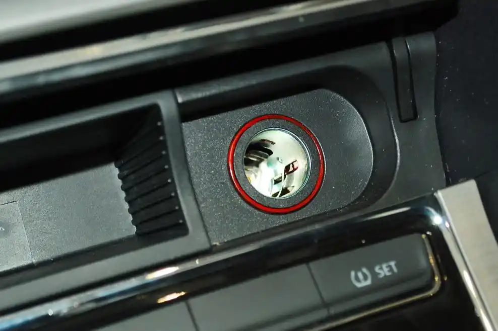 大众朗逸点烟器保险丝在哪里