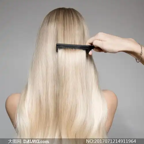 梳头发的美女背后视角摄影高清图片