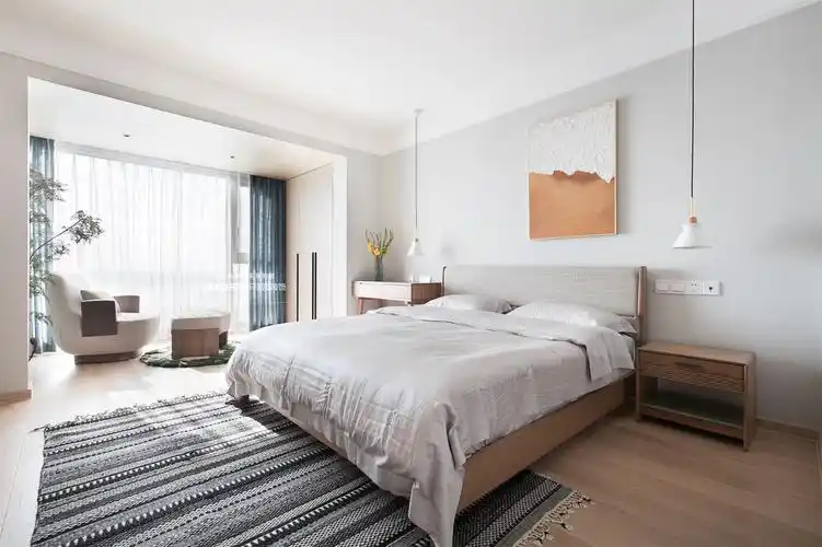 现代简约主卧装修实景图