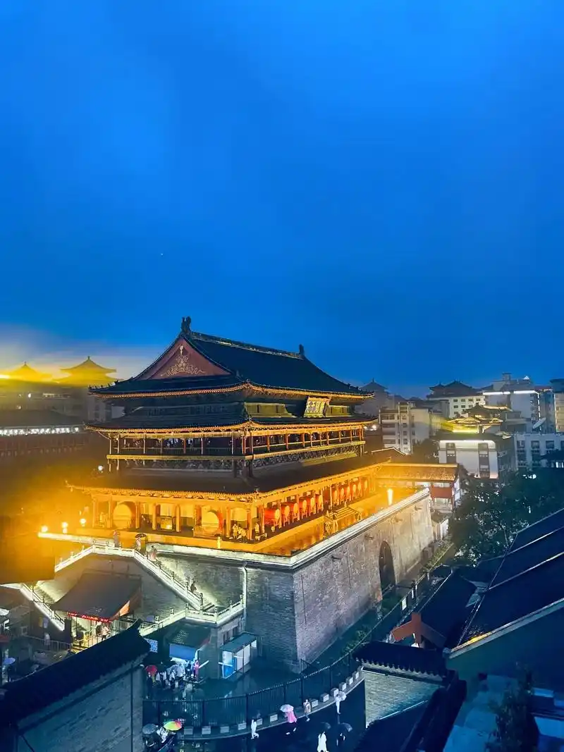 对望之间 一眼尽千年.今西安 古长安 朝闻晨钟 夜傍暮鼓 青 - 抖音