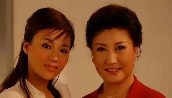 她以前跟妈妈一起演过电视剧《圣水湖畔》,演的是高秀敏的女儿韩二芹