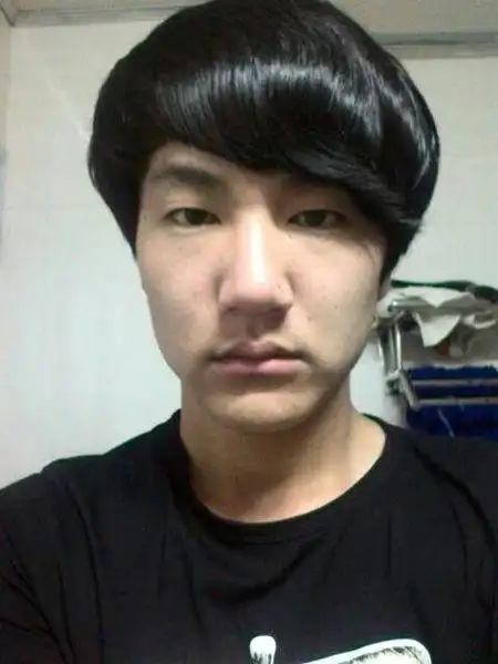 本人男高额头长脸方下巴适合理什么发型?求专家给个建议?