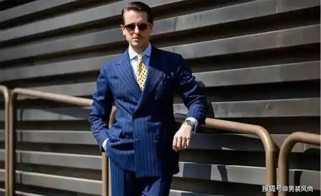 春季男士双排扣西装如何搭配既显时尚又显绅士品味