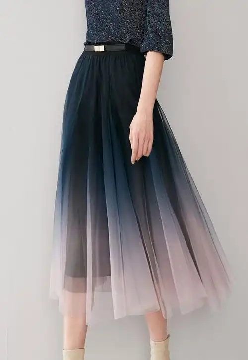 一直流行的半身裙穿搭,渐变色真的很迷人,很容易就给出气质感