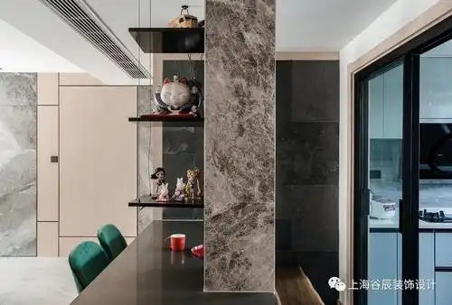 简约的餐台设计餐台上方的置物架是亮点