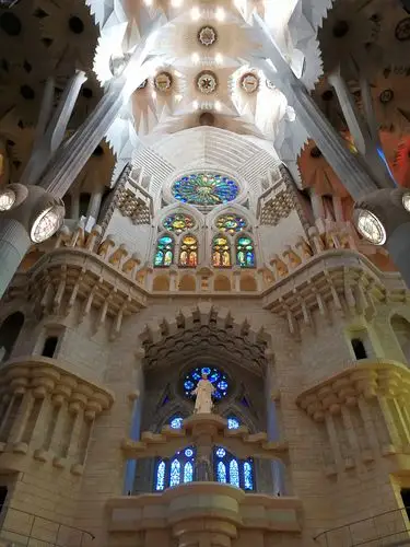 高迪世界--圣家族大教堂 写美篇进入圣家堂,首先被教堂内奇特的建筑