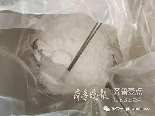 经过一系列的试验后制成专门毒害鸟类的毒饵"扁毛霜",然后通过qq,微信