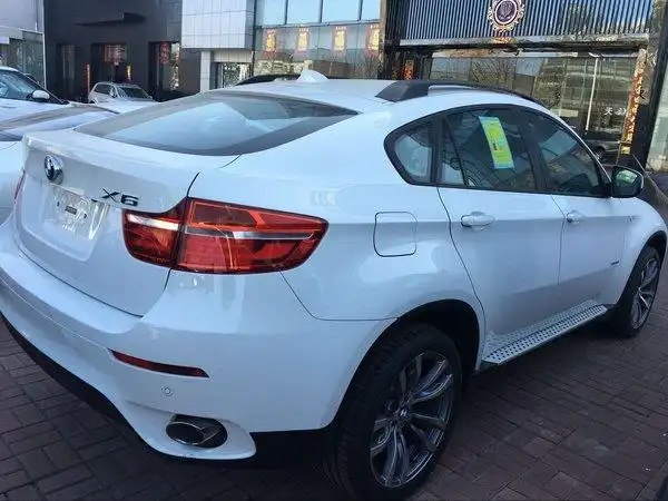 外观方面:宝马x6的外观个性动感,车身侧面比例优雅,从车顶滑到车后部