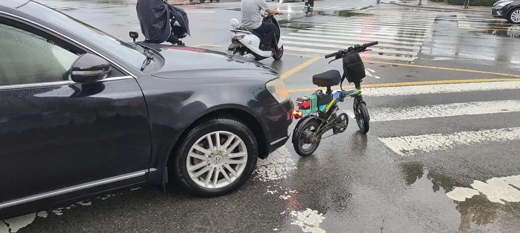 轻微剐蹭电动车没事 非让我赔电动车.报警 - 抖音