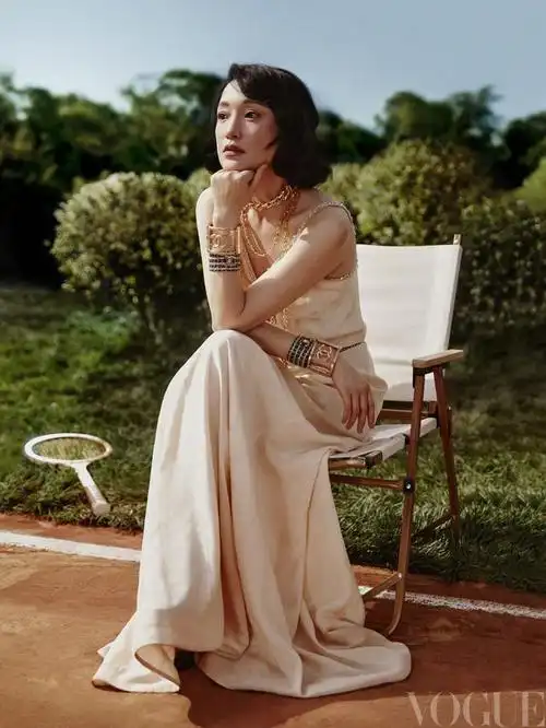 周迅十登vogue封面,吊带蕾丝展示玲珑身材,演绎20年代复古大片