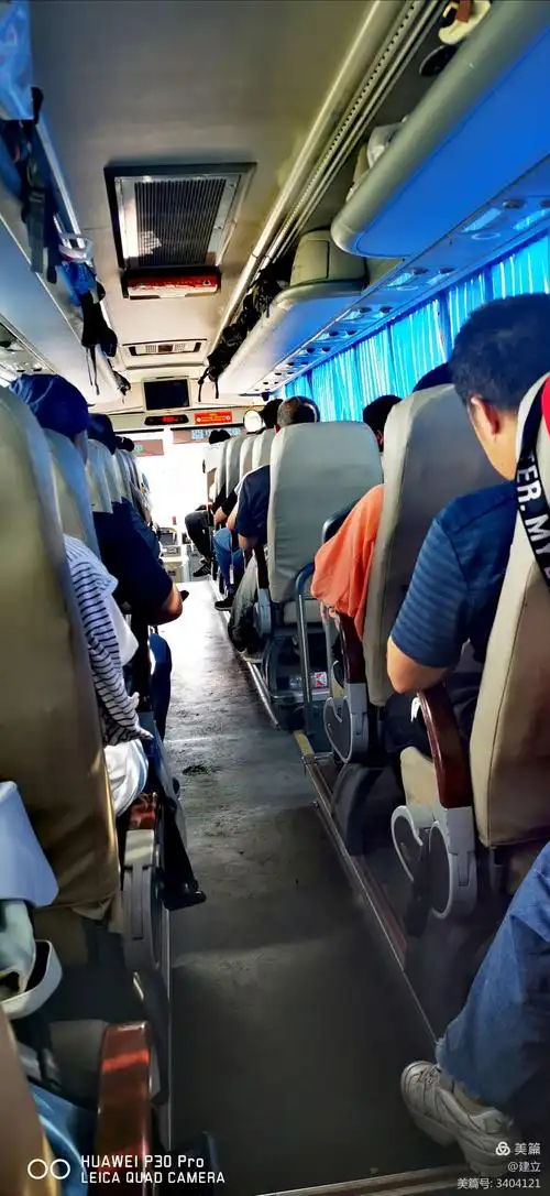 出发,坐上大巴,满满的人,看来都是在家憋坏了.