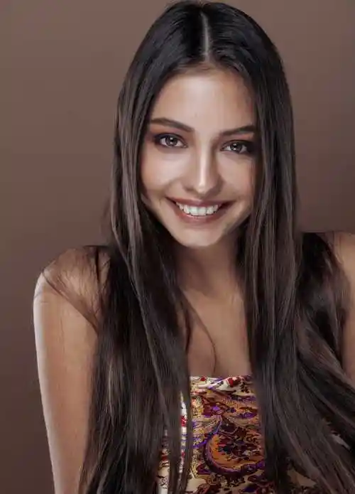 快乐时尚的混血拉丁裔美女