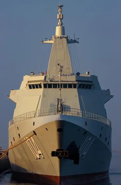 装饰墙壁的救生筏上写着舷号101(鞍山舰),102(抚顺舰),103(长春舰)