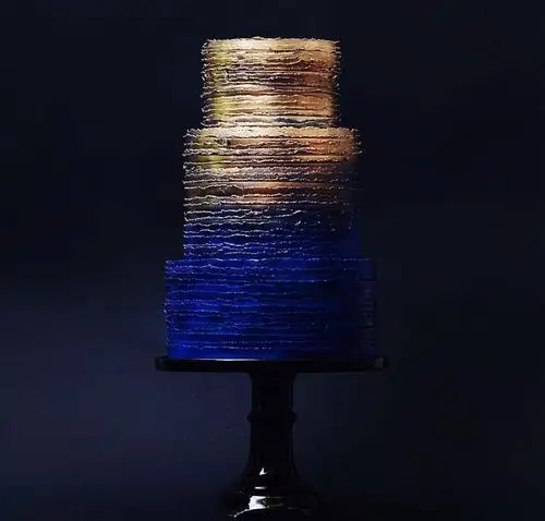 让金色做成蛋糕不俗气,配色是关键