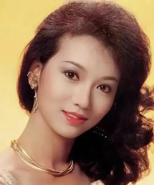 赵雅芝70大寿照片曝光,丈夫罕见露面,无美颜下的她竟大变样