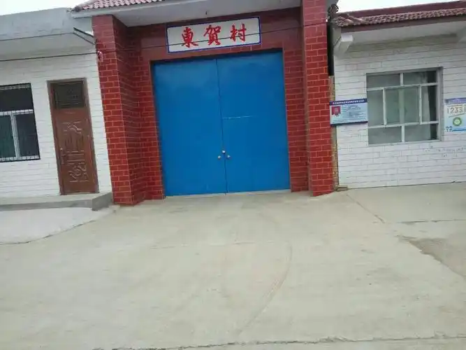 贺村的醒目标志——村委会大门让人眼前一亮.