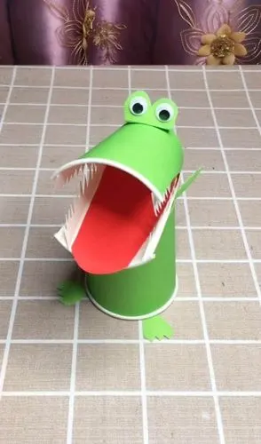 光明星幼儿园大班组五月云活动《手工小恐龙》