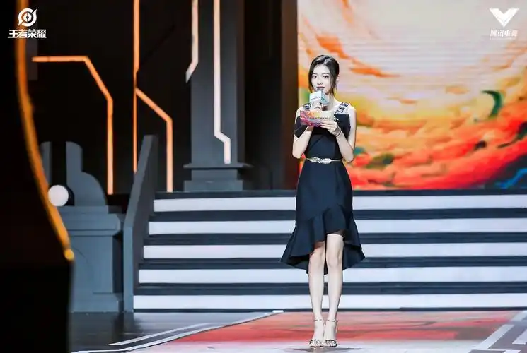 总决赛主持返图～最后,来自斗鱼的祈战队获得了第一届王者荣耀全国